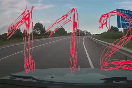 Столкновение грузовика и бетономешалки с возгоранием попало на видео в российском регионе