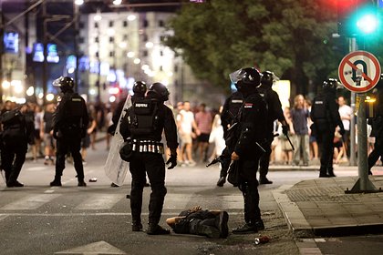 В Сербии протестующие напали на полицейских