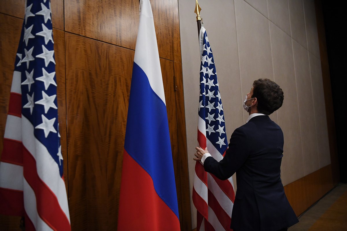 Флаги России и США в отеле «Президент» в Женеве, Швейцария, 21 января 2022 года