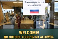 Раскладушки, котлеты по-киевски и очередь, чтобы умыться. Как российских журналистов и дипломатов встретили на Аляске? 