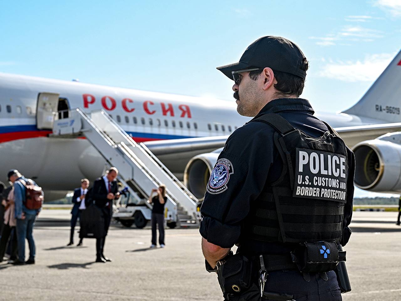 Российский самолет прибыл на место встречи Путина и Трампа0