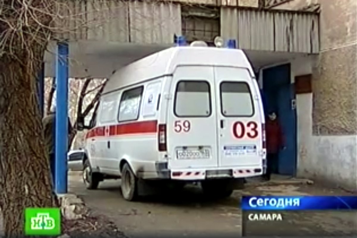 Автомобиль скорой помощи увозит раненую Любовь Дроздову в больницу
