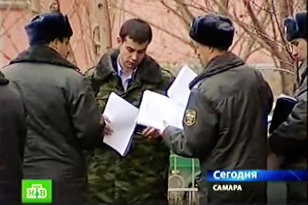 Полицейские и следователи на месте покушения на Любовь Дроздову