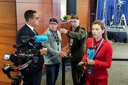 Американских и российских журналистов перед саммитом на Аляске рассадили в разные стороны