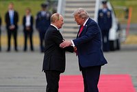 В США начался исторический саммит Путина и Трампа. Эмоции президентов на самых ярких фото первых минут встречи на Аляске