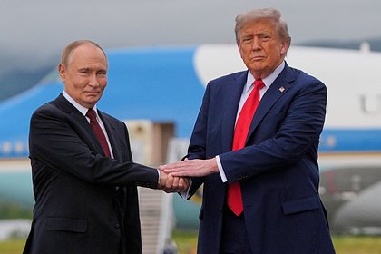 Путин и Трамп пожали друг другу руки и под пролет бомбардировщика отправились на переговоры. Саммит длится уже несколько часов