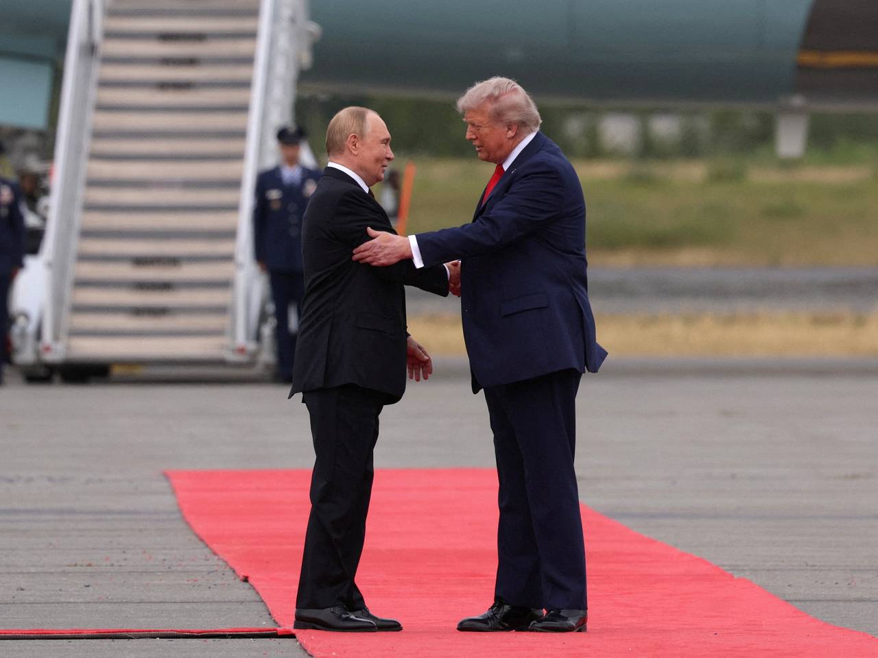 На Украине назвали отвратительным появление Трампа и Путина на красной дорожке0