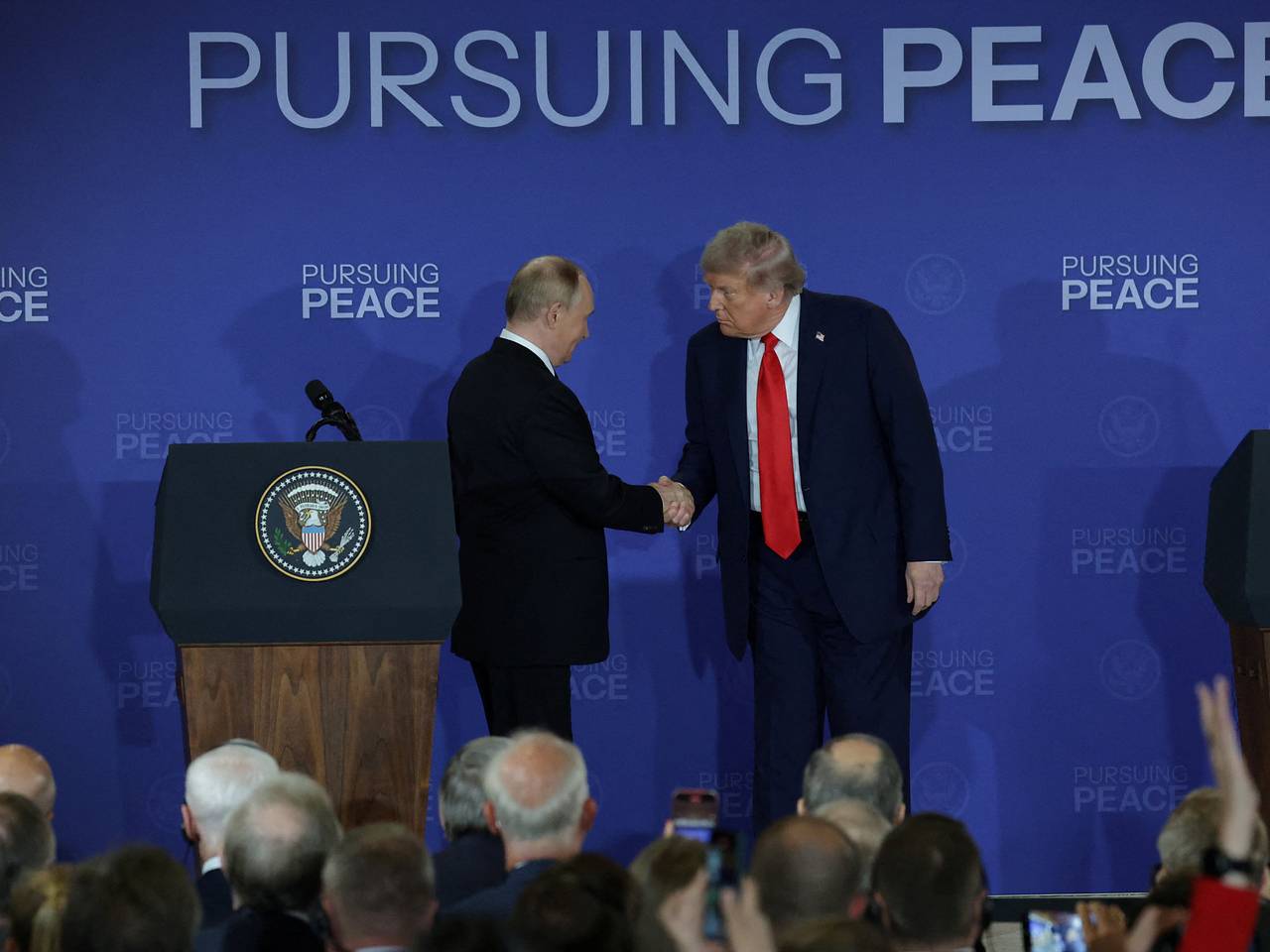 Путин и Трамп не стали отвечать на вопросы журналистов0