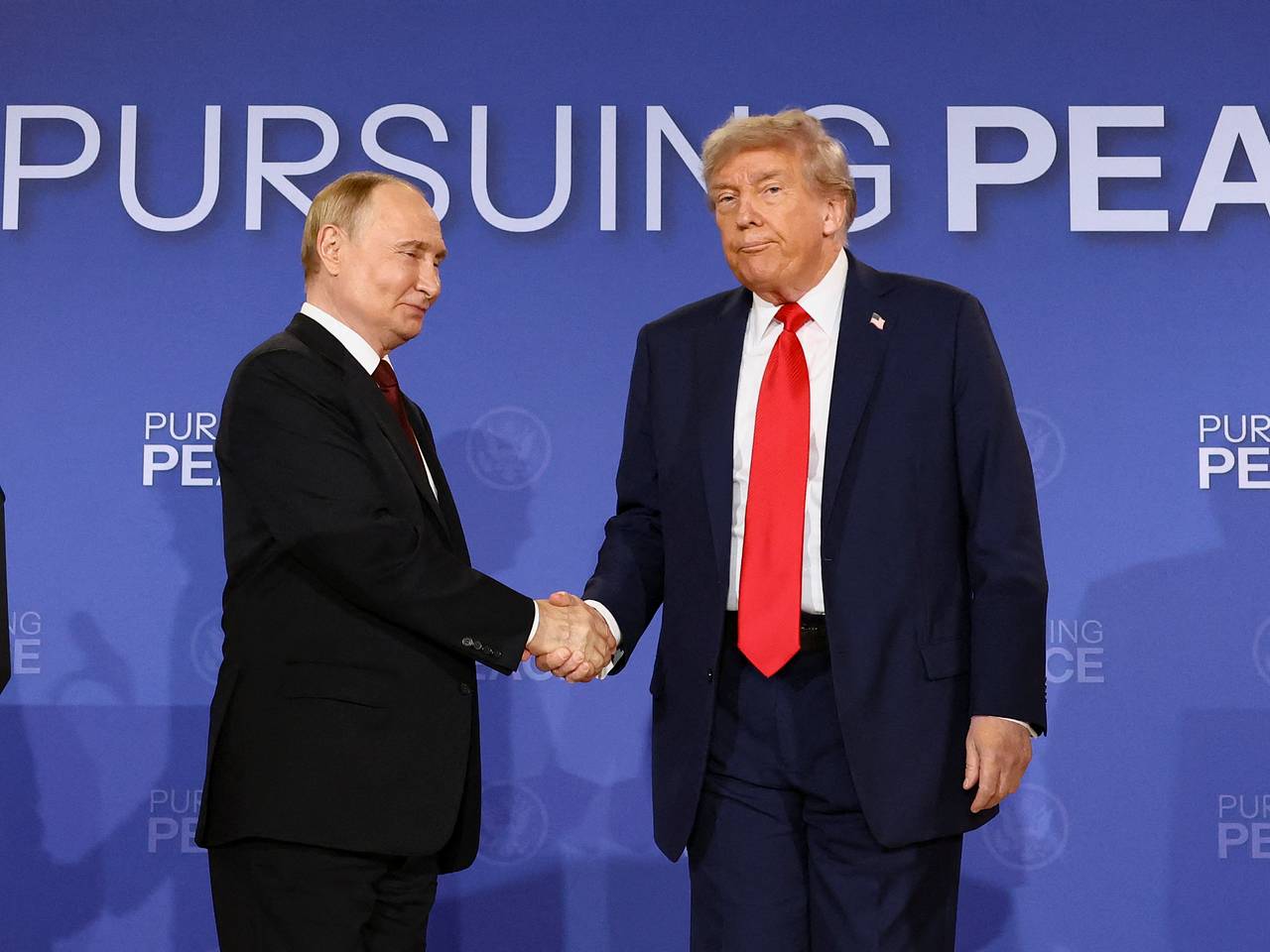 Трамп заявил о прекрасных отношениях с Путиным0