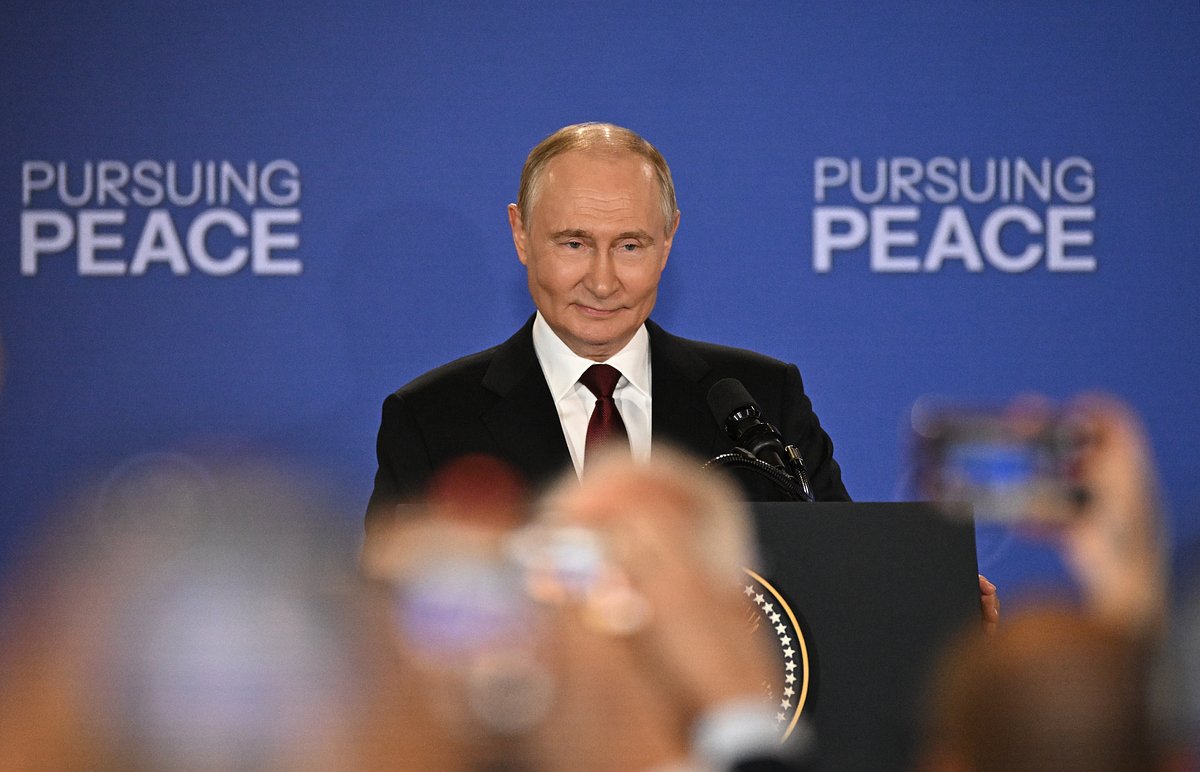 Президент России Владимир Путин на пресс-конференции по итогам встречи на военной базе Элмендорф-Ричардсон, штат Аляска, США, 15 августа 2025 года