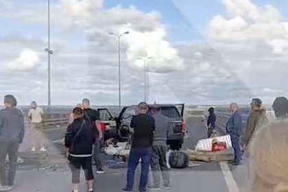 Четыре человека пострадали в столкновении микроавтобуса и внедорожника в Петербурге