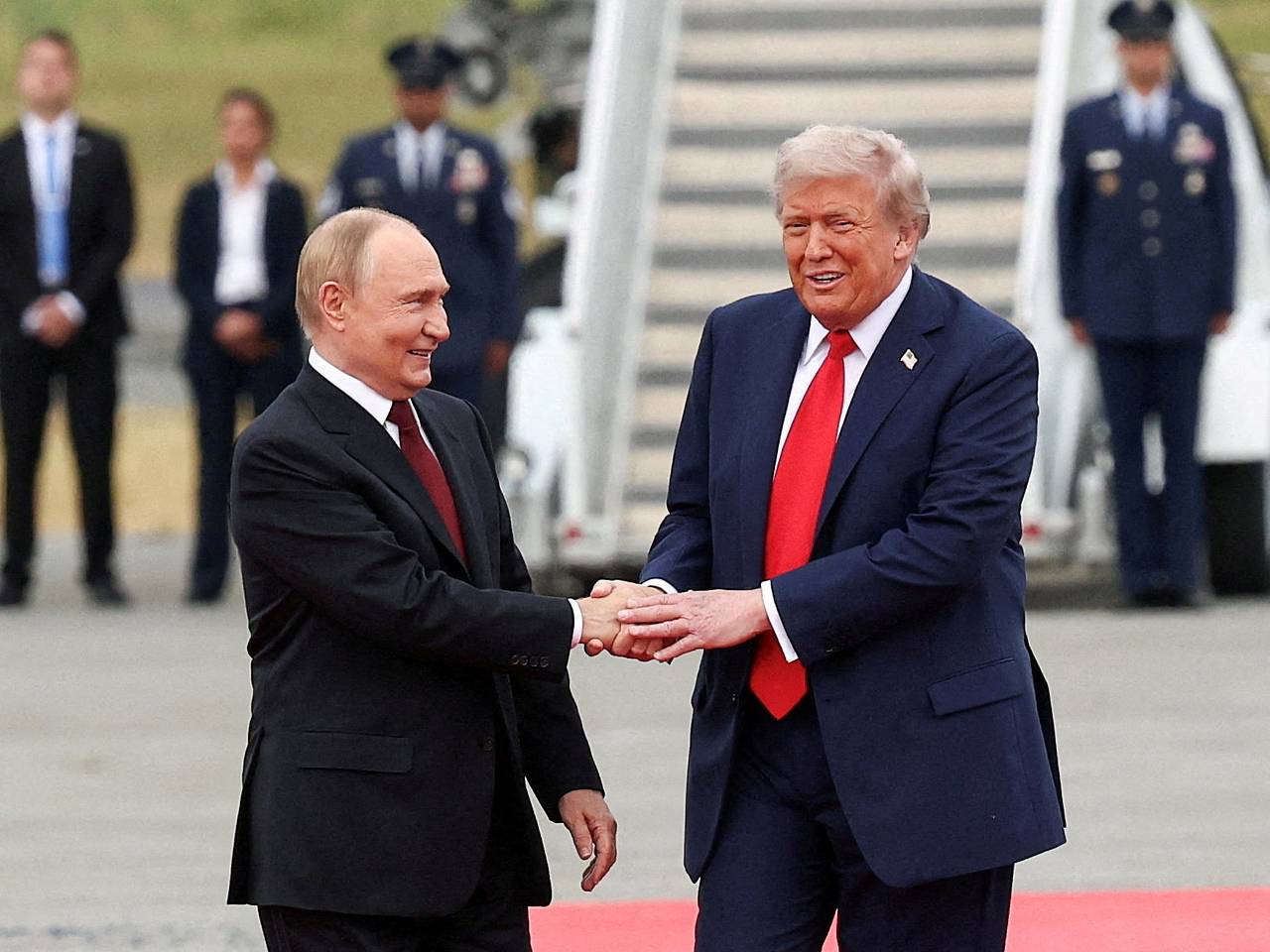 Трамп встретился с Путиным и начал давить на Украину0