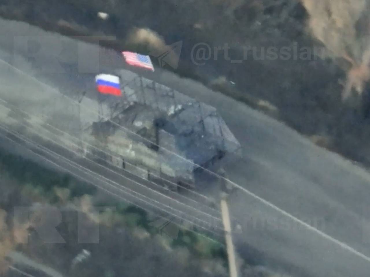 В зоне СВО заметили американский БТР с флагами России и США0