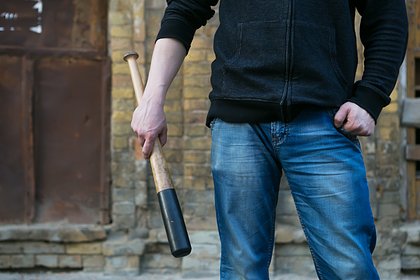 Москвич избил битой прохожего из-за сигареты