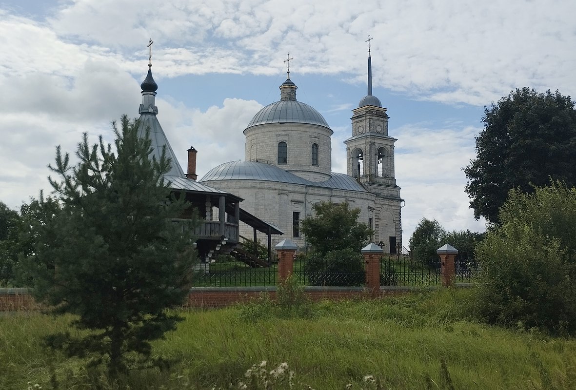 А какой же русский пейзаж без церкви...