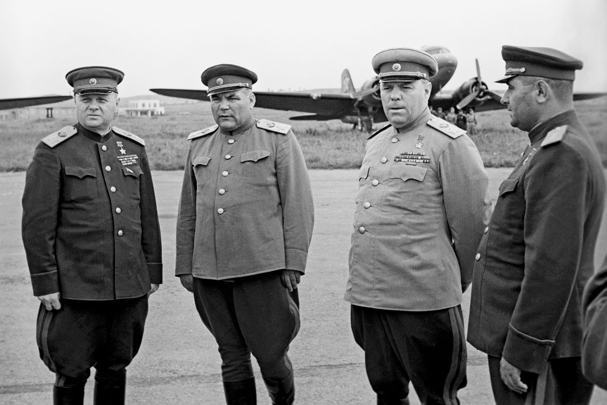 Маршалы Советского Союза (справа налево): командующий 1-м Дальневосточным фронтом Кирилл Мерецков, командующий Забайкальским фронтом Родион Малиновский и главнокомандующий советскими войсками на Дальнем Востоке Александр Василевский на аэродроме Дайрен (Далянь)