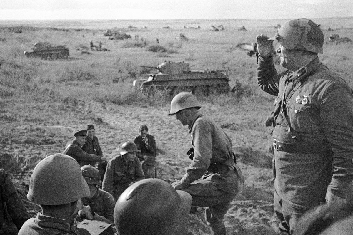 Командиры РККА у танков БТ-7 11-й танковой бригады на горе Баин-Цаган перед атакой на Халхин-Голе. Крайний справа — командир 36-й мотострелковой дивизии 57-го особого корпуса комбриг Даниил Ефимович Петров. 1939 год