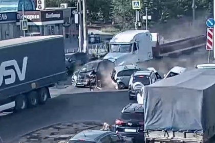 В российском городе фура протаранила несколько автомобилей и попала на видео
