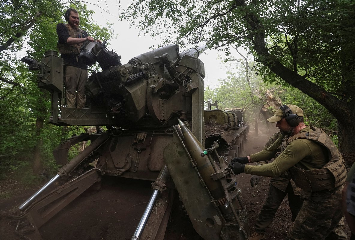 Военнослужащие 43-й отдельной артиллерийской бригады Вооруженных сил Украины ведут огонь из самоходной артиллерийской установки 2С7 «Пион», Донецкая народная республика, Россия, 30 мая 2025 года