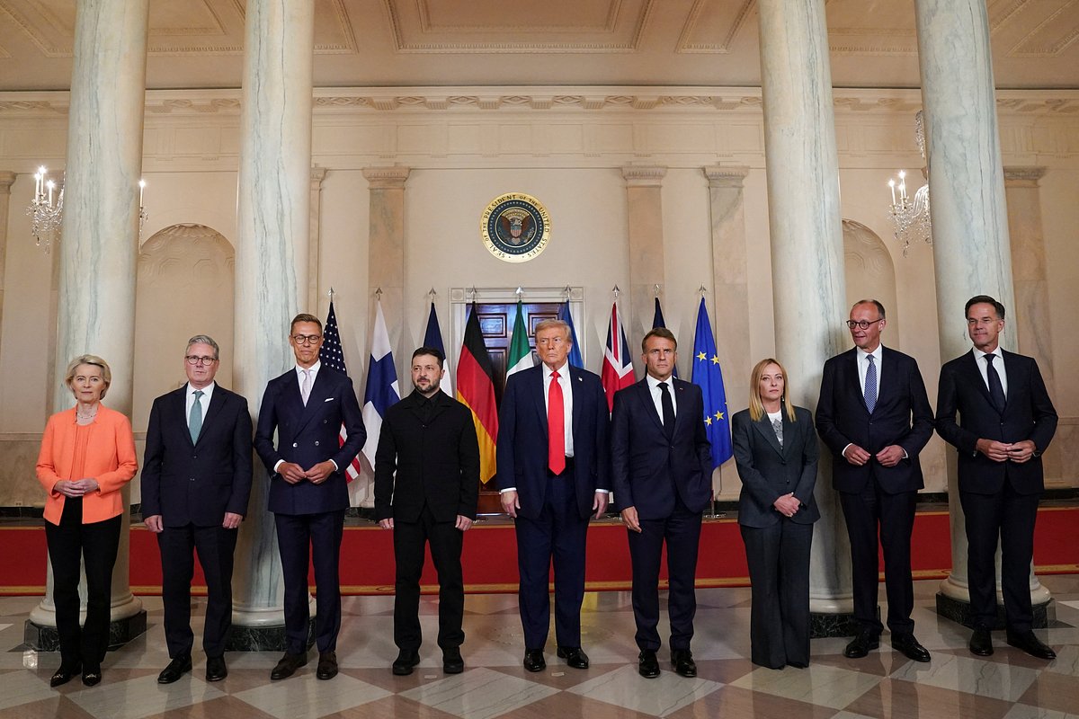 Президент США Дональд Трамп, президент Украины Владимир Зеленский, канцлер Германии Фридрих Мерц, президент Франции Эммануэль Макрон, премьер-министр Великобритании Кир Стармер, премьер-министр Италии Джорджия Мелони, генеральный секретарь НАТО Марк Рютте, председатель Европейской комиссии Урсула фон дер Ляйен и президент Финляндии Александр Стубб в Белом доме, Вашингтон, округ Колумбия, США, 18 августа 2025 года