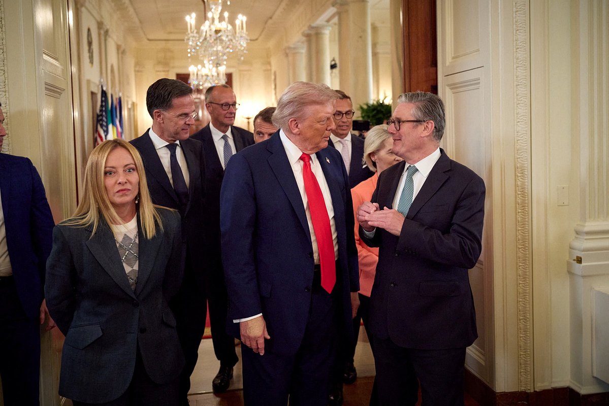 Президент США Дональд Трамп общается с премьер-министром Великобритании Киром Стармером, премьер-министром Италии Джорджей Мелони, генеральным секретарем НАТО Марком Рютте, канцлером Германии Фридрихом Мерцем, президентом Франции Эммануэлем Макроном, президентом Финляндии Александром Стуббом и председателем Европейской комиссии Урсулой фон дер Ляйен, Белый дом, Вашингтон, США, 19 августа 2025 года