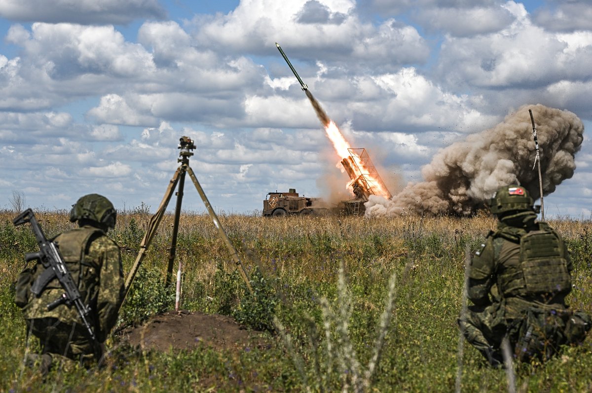 Боевая работа расчета установки РСЗО «Ураган» 288-й гвардейской артиллерийской бригады Вооруженных сил РФ в Луганске