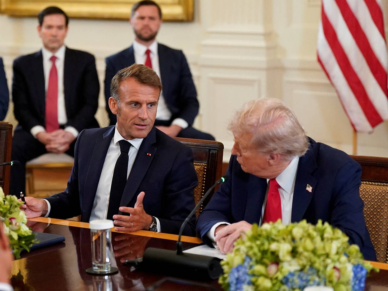 Трамп прошептал Макрону слова о Путине и забыл выключить микрофон0