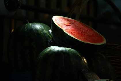 Россиян призвали отказаться от покупки заранее нарезанных арбузов и дынь