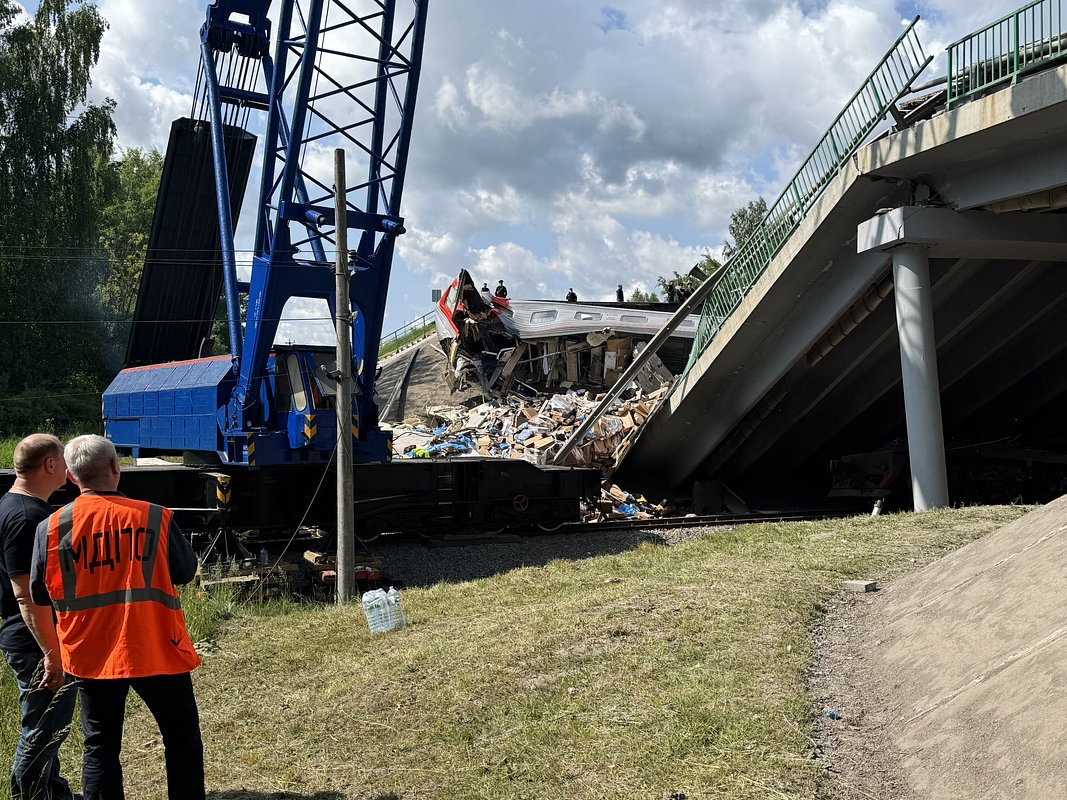 Один из вагонов поезда Климов — Москва, раздавленный обрушившимся мостом в Брянской области. 1 мая 2025 года в 22 часа 50 минут на железнодорожном перегоне Выгоничи — Пильшино в Брянской области в результате подрыва произошло обрушение конструкции автомобильного моста, обломки которого упали на проходивший под ним пассажирский поезд.