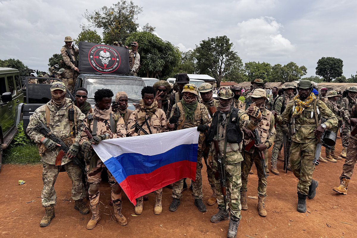 Бойцы ЧВК «Вагнер» и боевики группировки 3R на церемонии разоружения в Куи, ЦАР, июль 2025 года