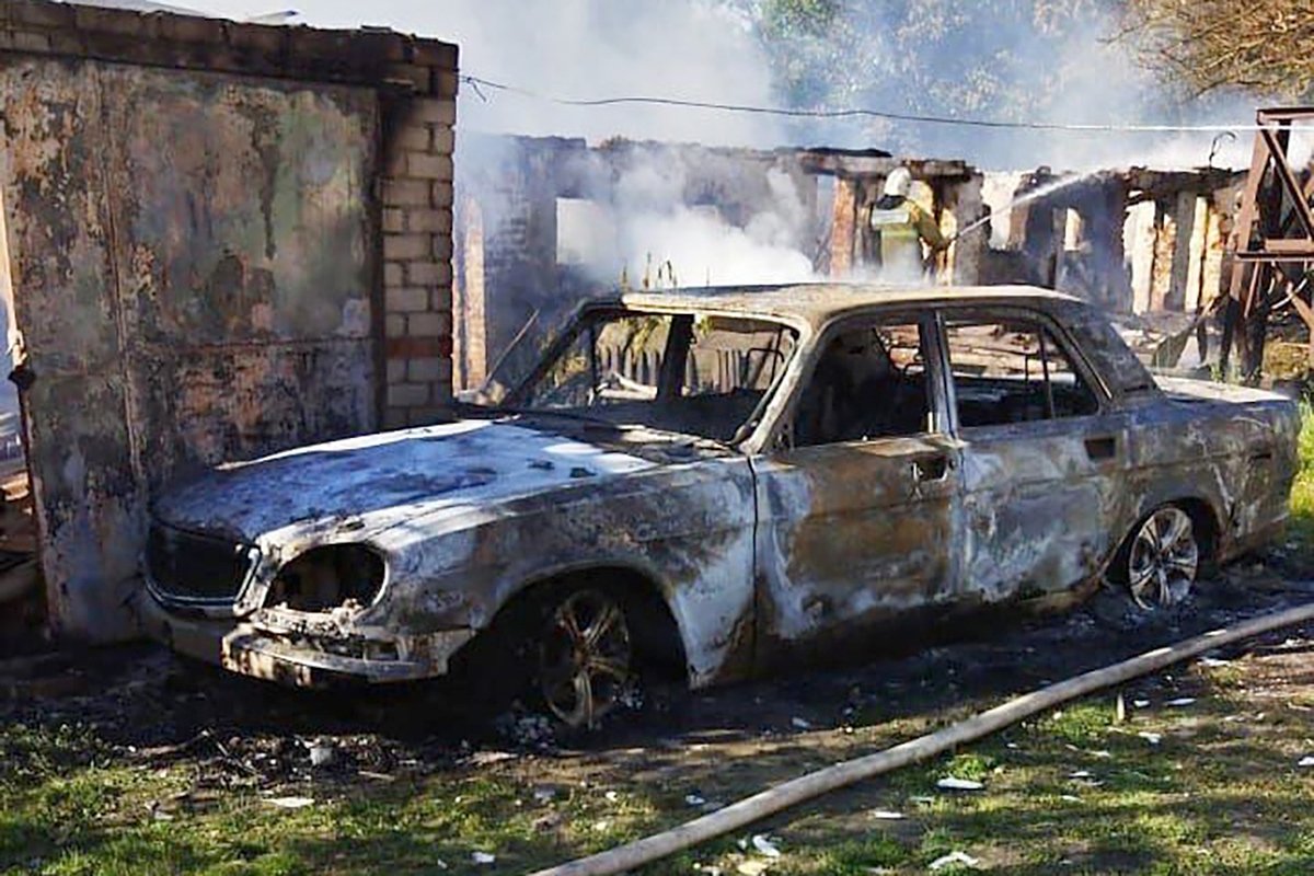 Сгоревший автомобиль в поселке Теткино Курской области в результате утреннего обстрела со стороны украинских военных. Архивное фото