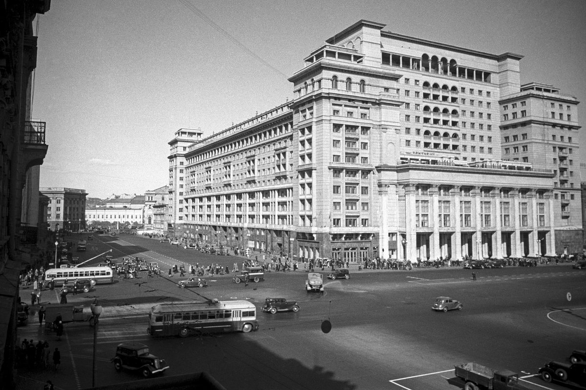 Вид на гостиницу «Москва» и улицу Охотный Ряд, 1950 год