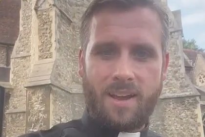 Викарий снял видео с призывом посетить его службу и прославился в сети из-за внешности