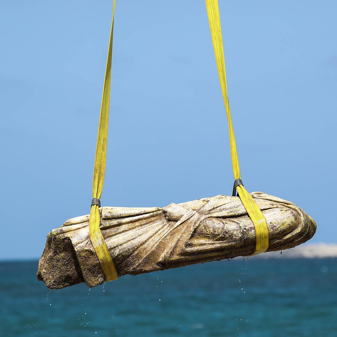В Египте со дна подняли несколько древних статуй