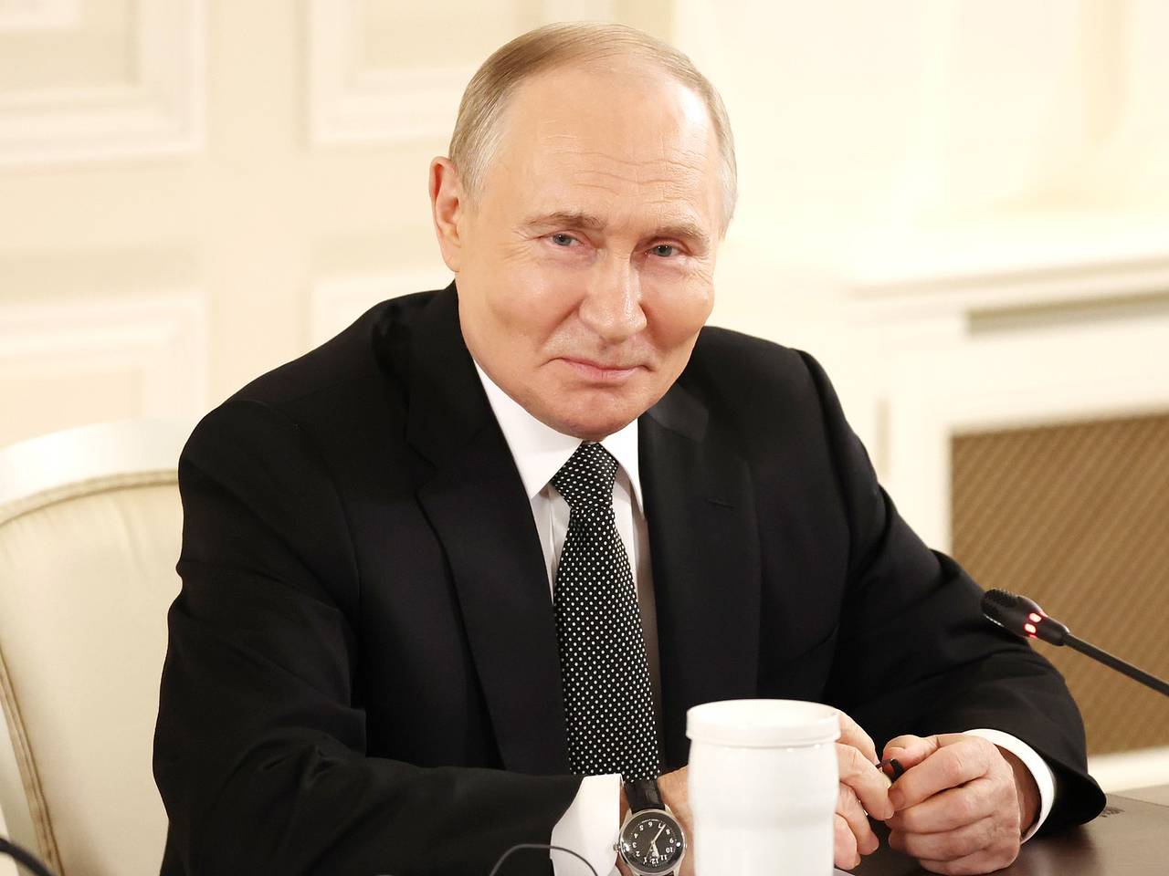 Путин поздравил с днем рождения жену Алиева и попросил передать мужу привет0