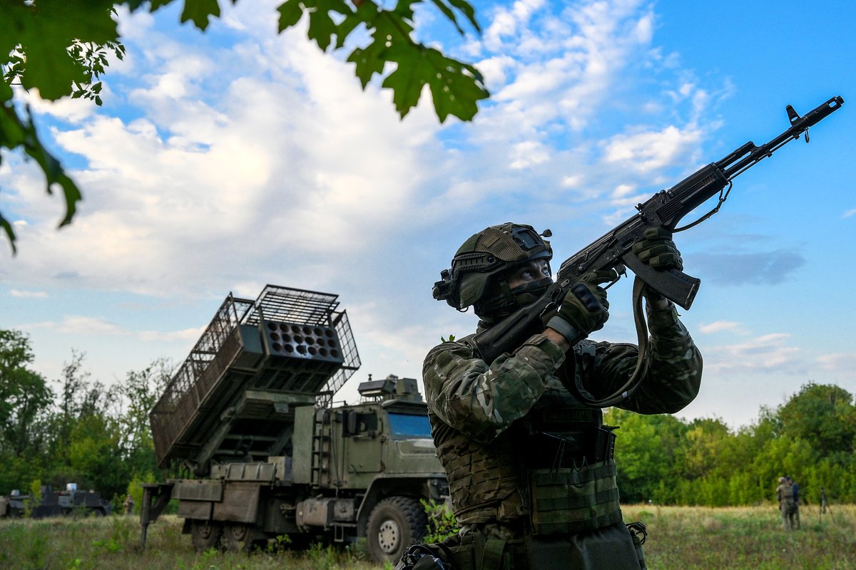 Военнослужащий группы воздушного прикрытия защищает от дронов огнеметную систему ТОС-2 («Тосочка») группировки войск «Центр» под Покровском (Красноармейском), 23 июля 2025 года