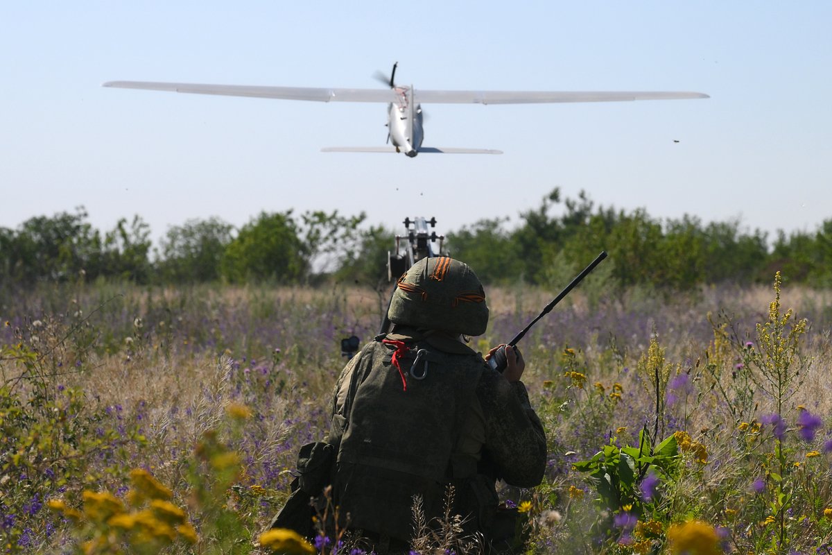Военнослужащий расчета разведывательного БПЛА «Орлан-10» запускает беспилотник под Красноармейском (Покровском), 8 июля 2025 года