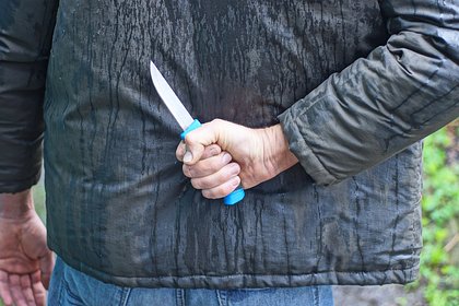 Неадекватный мужчина с ножом орудовал в российском городе
