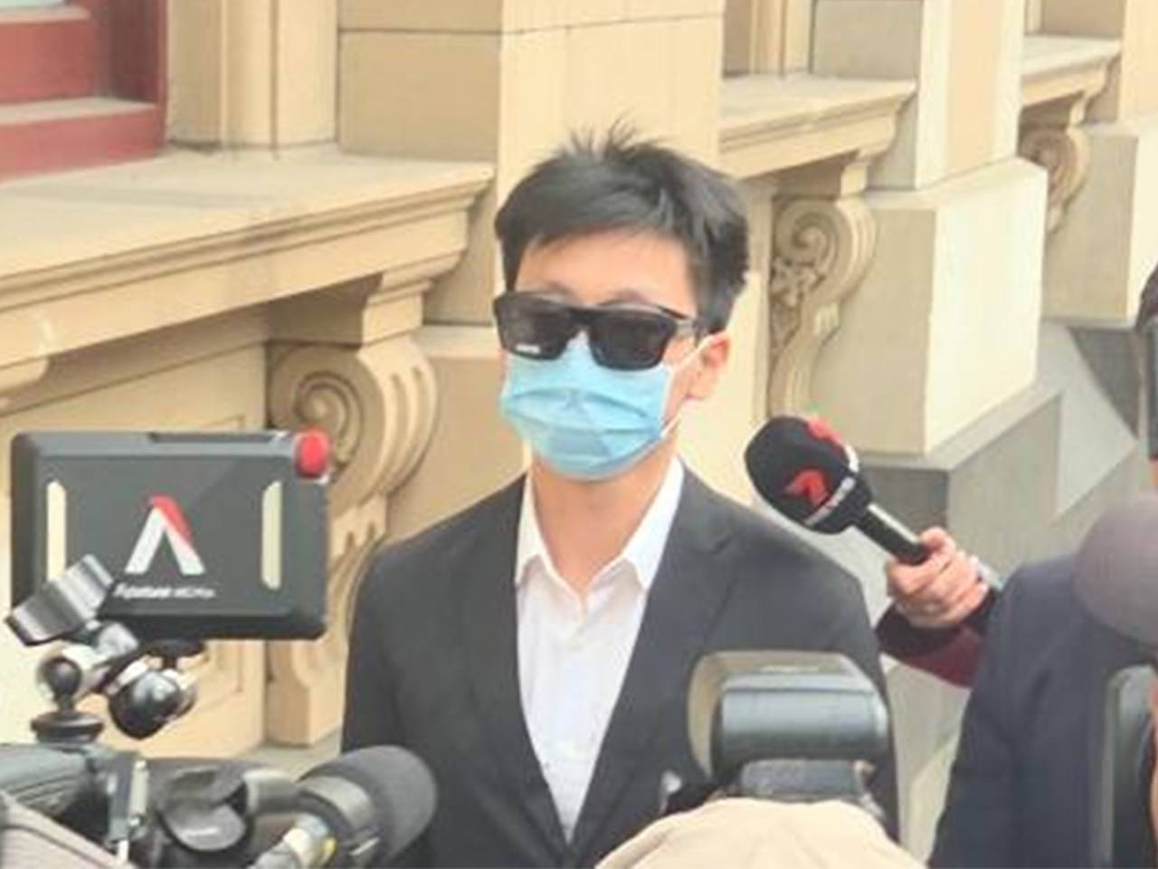 Кэти Топурия XXL киімінде жалаңаш