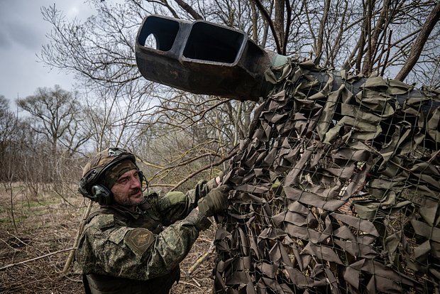 Боец артиллерийского расчета пушки-гаубицы Д-20