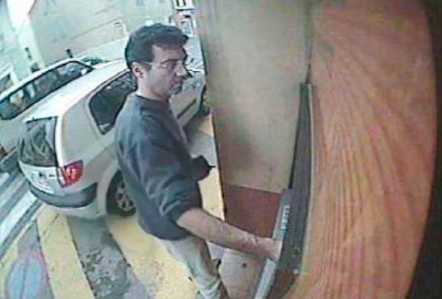Ксавье Дюпон де Лигоннес снимает 30 евро в банкомате в Рокбрюн-сюр-Аржансе