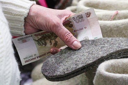 Пожилая россиянка лишилась миллионов рублей из-за тапочек