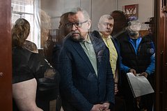 Сергей Умнов (второй слева)