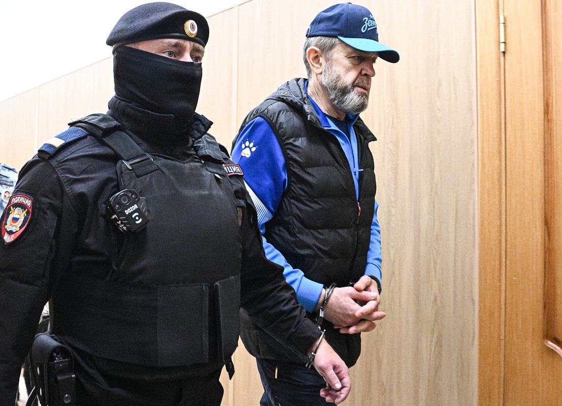 Экс-замначальника главка генерал-майор в отставке Иван Абакумов (справа) в Хамовническом суде Москвы