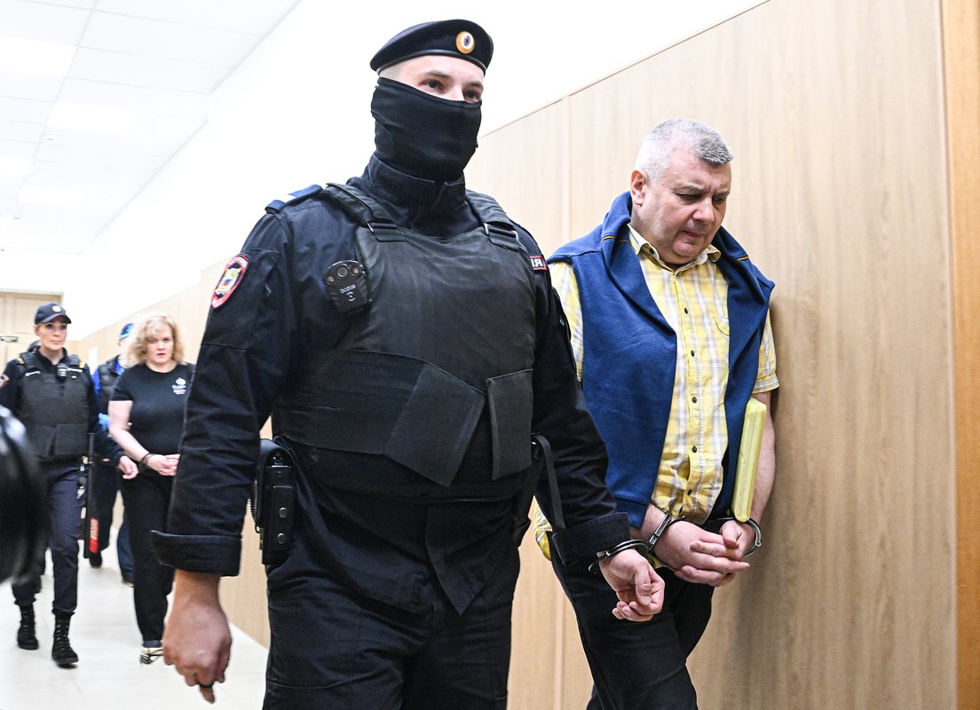 Экс-руководитель УГИБДД по Санкт-Петербургу и Ленинградской области генерал-майор Алексей Семенов (справа) в Хамовническом суде Москвы