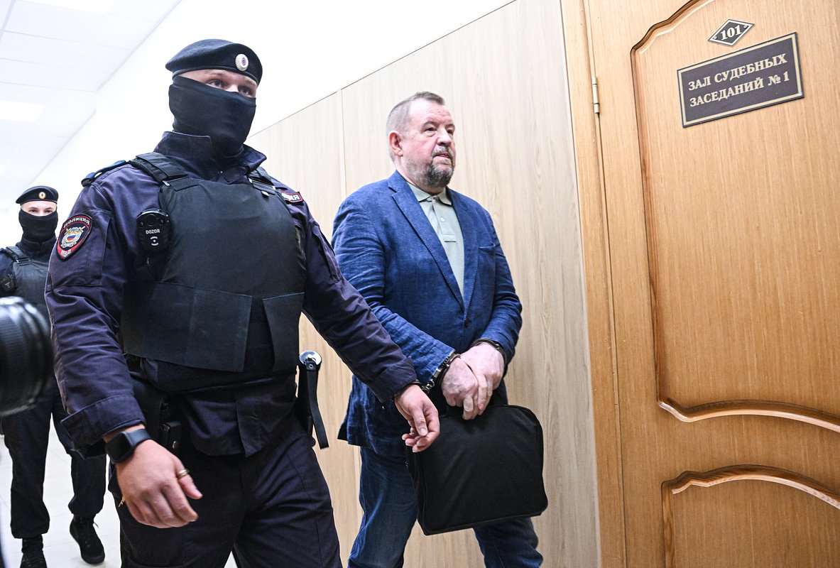 Бывший начальник петербургского главка МВД генерал-лейтенант Сергей Умнов (справа) в Хамовническом суде Москвы