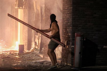Протестующие напали на полицию в Сербии