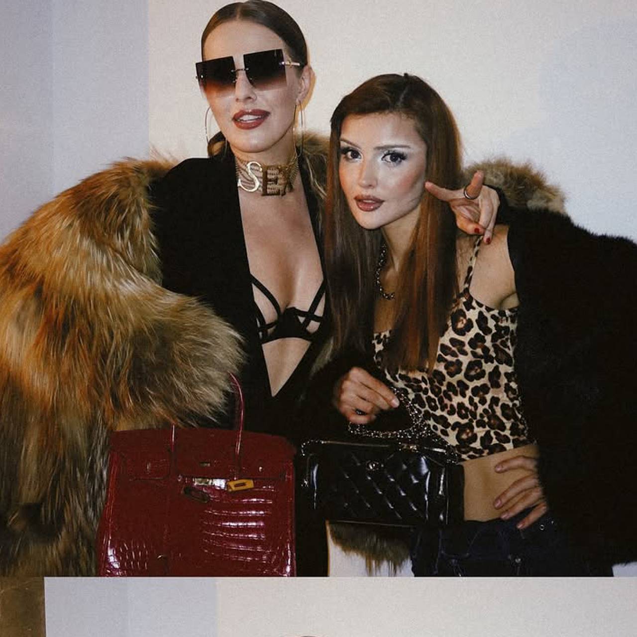 Собчак в бюстгальтере снялась с сумкой за 20 миллионов рублей