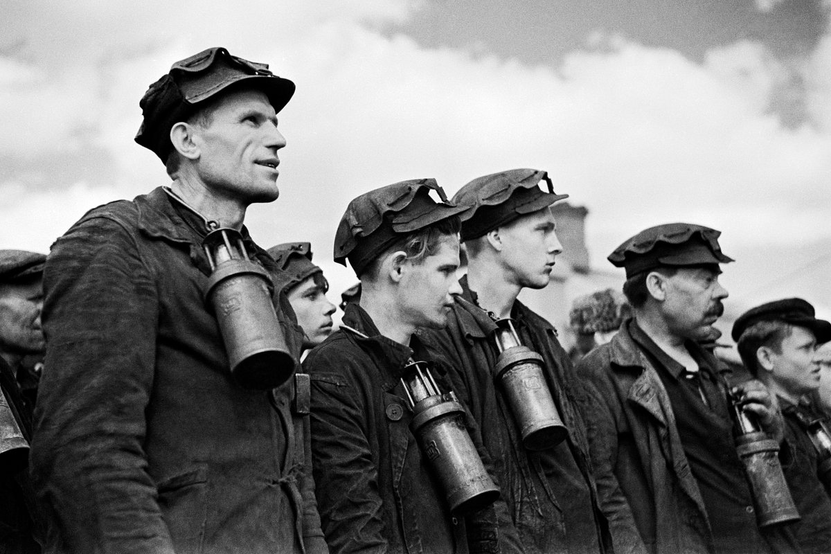 Шахтеры Донбасса перед спуском в шахту, 1950 год