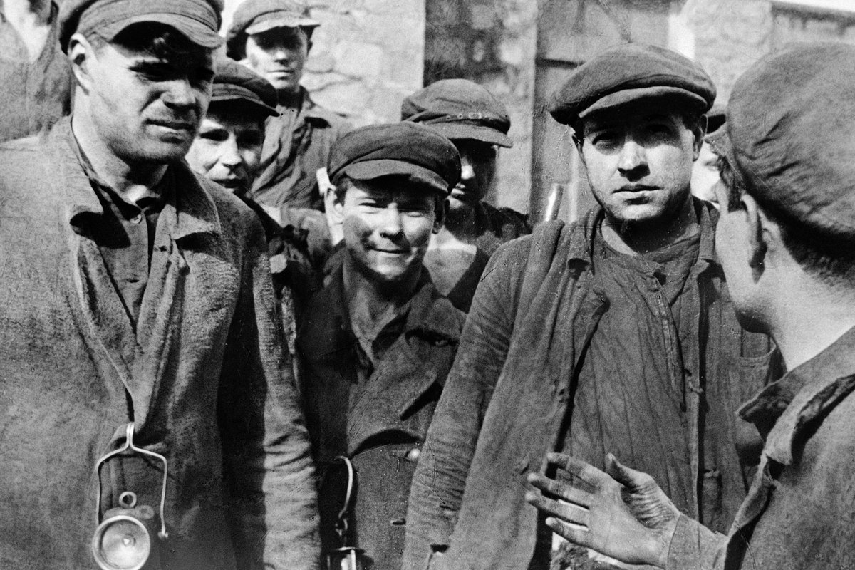 Передовой шахтер Никита Изотов (слева) со своей бригадой при выходе из шахты